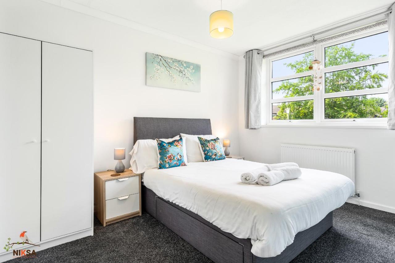 Niksa Serviced Accommodation - 3 Bedroom House Welwyn Garden City Esterno foto