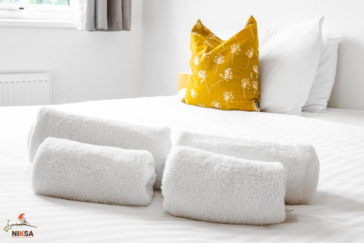 Niksa Serviced Accommodation - 3 Bedroom House Welwyn Garden City Esterno foto