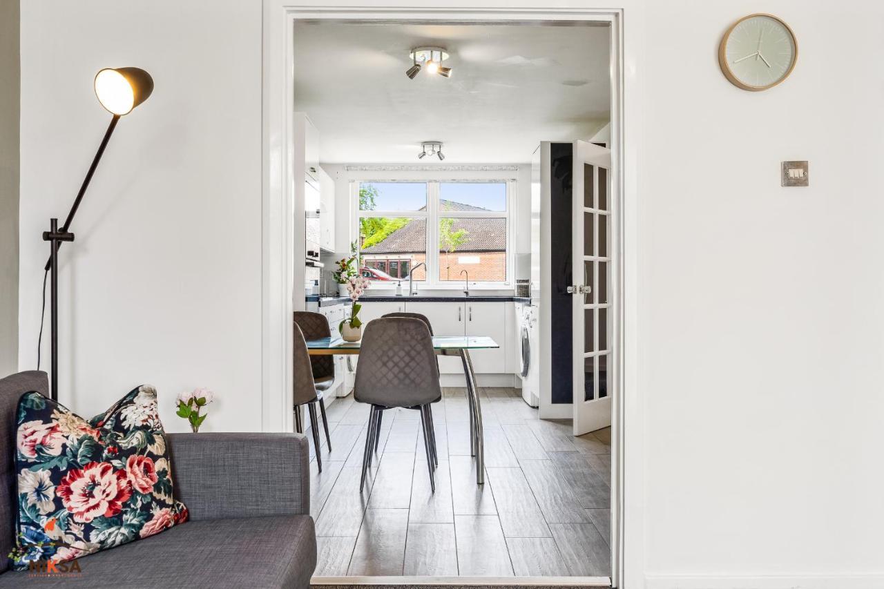 Niksa Serviced Accommodation - 3 Bedroom House Welwyn Garden City Esterno foto