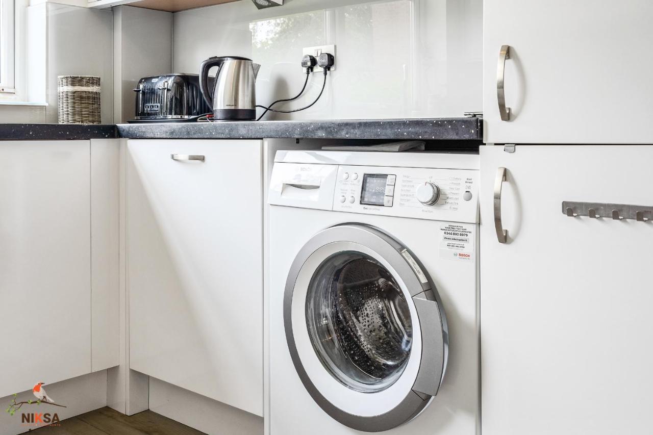 Niksa Serviced Accommodation - 3 Bedroom House Welwyn Garden City Esterno foto
